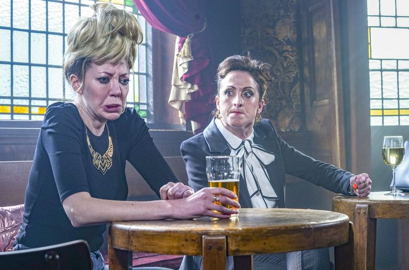 Une rencontre tendue dans un pub entre Mandy et Donna Ball