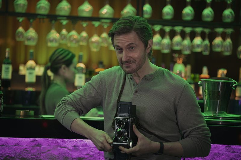 Valokuvaaja Ray (Richard Armitage) sisään