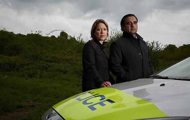 Ο Nicola Walker και ο Sanjeev Bhaskar στο Unforgotten.