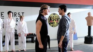 Daniel LaRusso (Ralph Macchio) und Johnny Lawrence (William Zabka) stehen sich im Cobra Kai Dojo gegenüber.