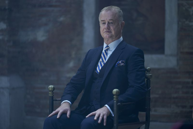 Owen Teale ca lider al vrăjitoarelor Peter Knox.