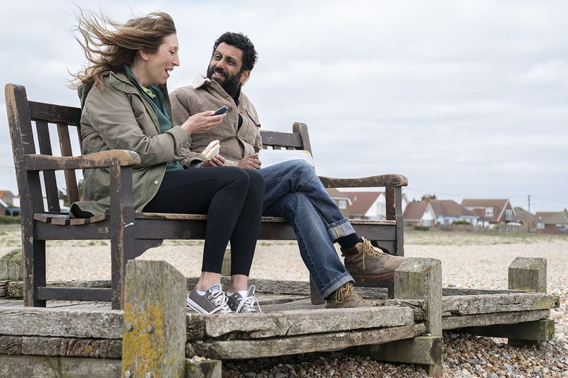 Takaisin elämään: Miri (Daisy Haggard) ja Billy (Adeel Akhtar) nauttivat voileipistä yhdessä istuen penkillä merenrannalla