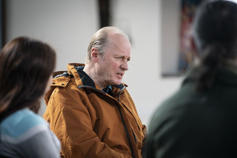 Paluu elämään: John Boback (Adrian Edmondson) osallistuu surevien perheiden tukiryhmään