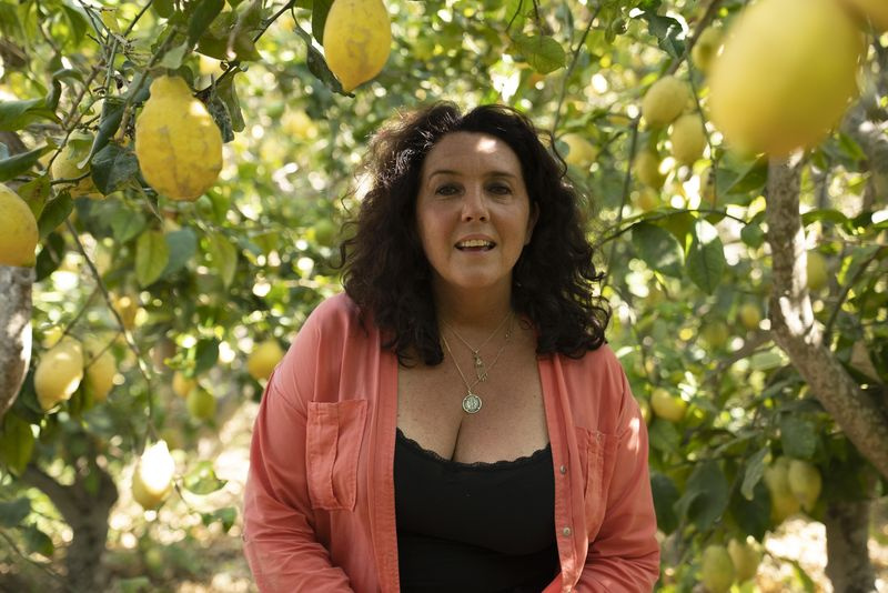 Bettany Hughes feliz entre los limoneros mediterráneos.