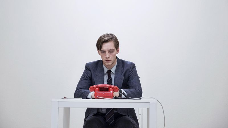 Martin Rauch (Jonas Nay) odottaa puhelimen soivan