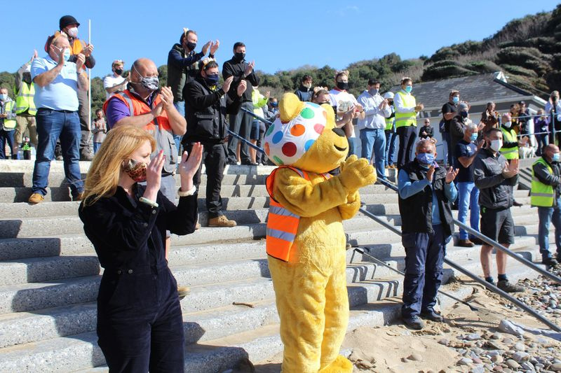 Pudsey Bear e una folla di volontari quest