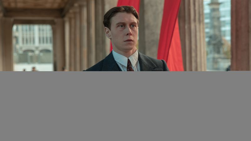 Ο George MacKay ως Hugh Legat