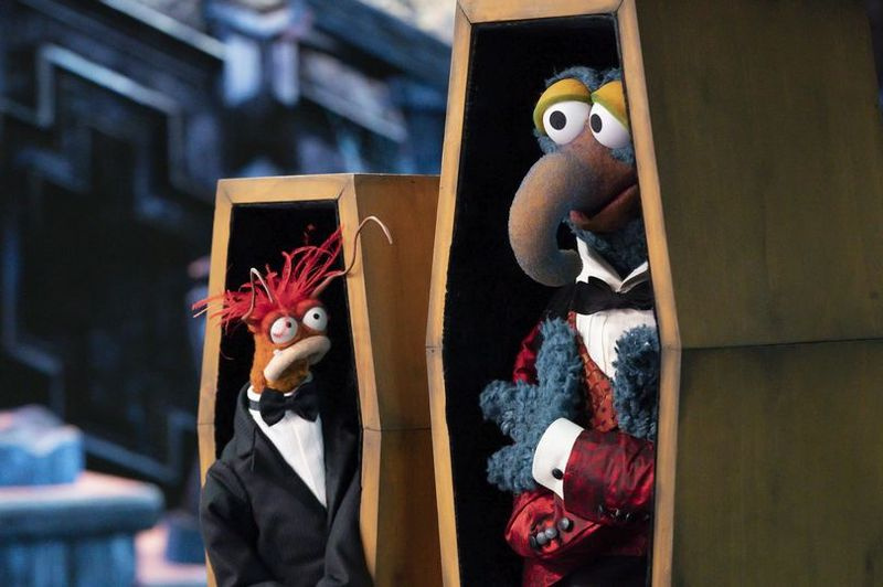   Sargflüchter? Gonzo und Pepe the King Prawn in Muppets Haunted Mansion.