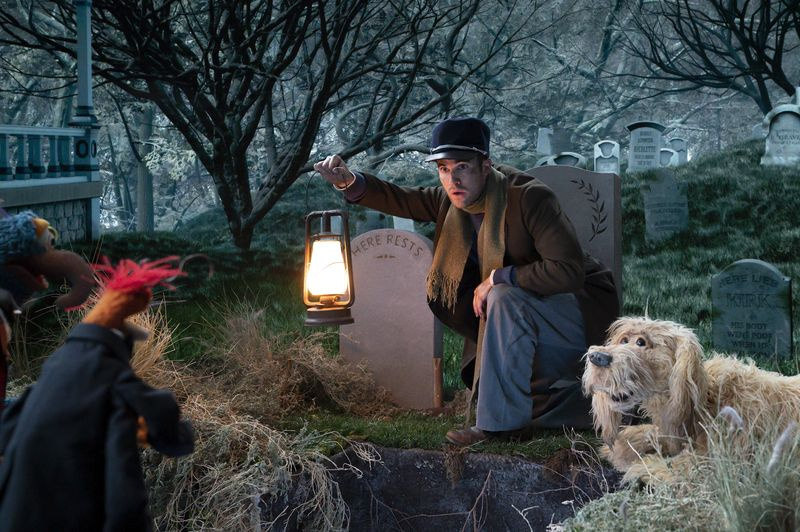   Darren Criss als Hausmeister in Muppets Haunted Mansion.