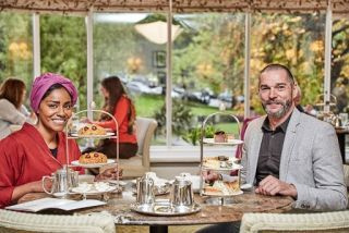 Bemerkelsesverdige spisesteder sesong 3 - Nadiya Hussain, Fred Sirieix på Betty