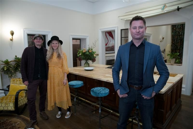 George tapaa Cornwallin pariskunnan Sarahin ja Richardin George Clarkessa