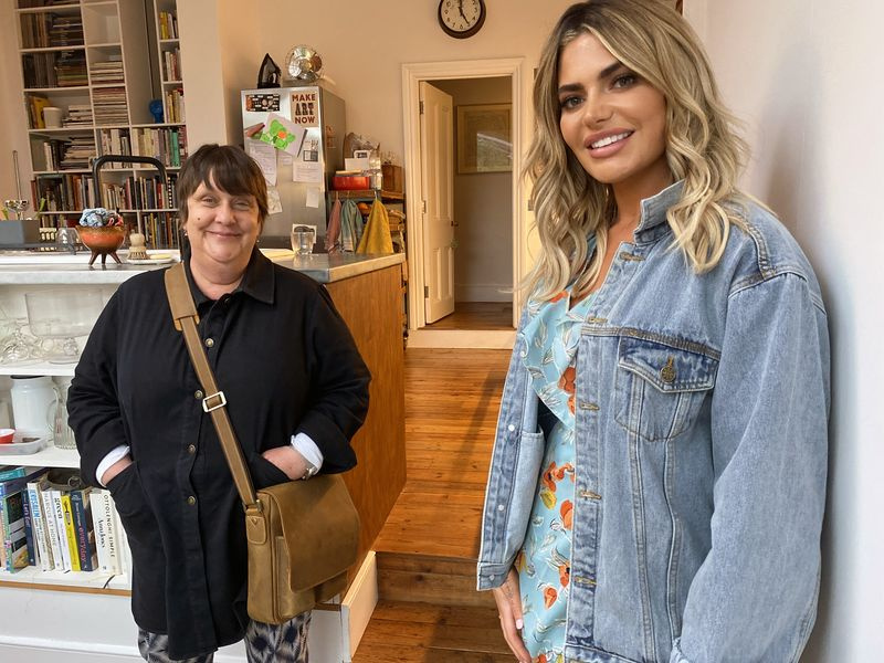 Kathy Burke hace otra visita a Megan Barton Hanson de Love Island para C4