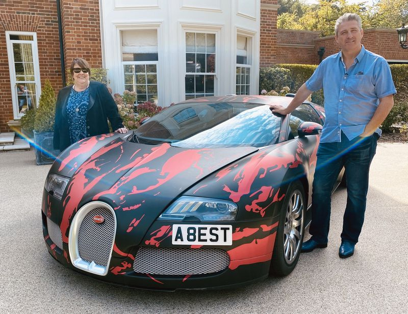 Kathy Burke conoce a Alfie Best en sus viajes por el Reino Unido para C4