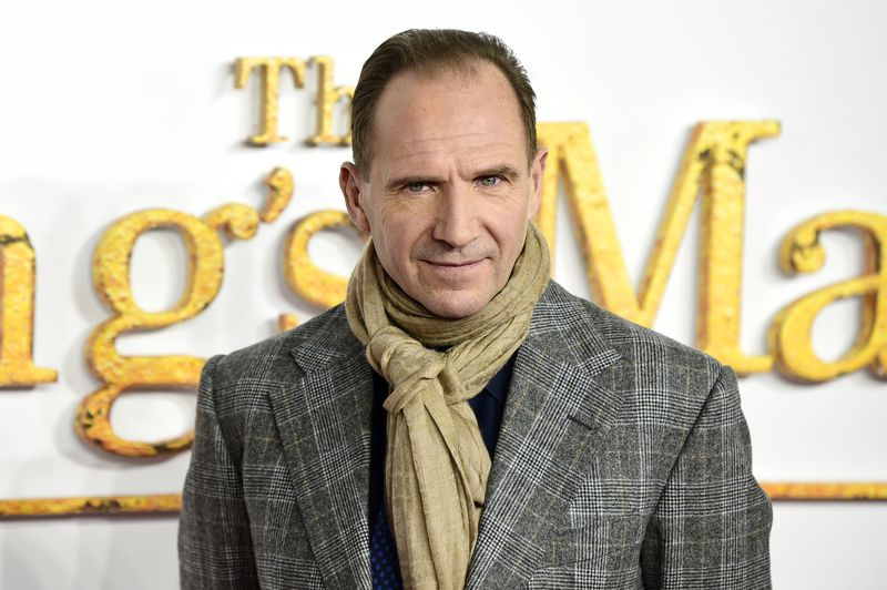 Ο Ralph Fiennes επιβιβάζεται για