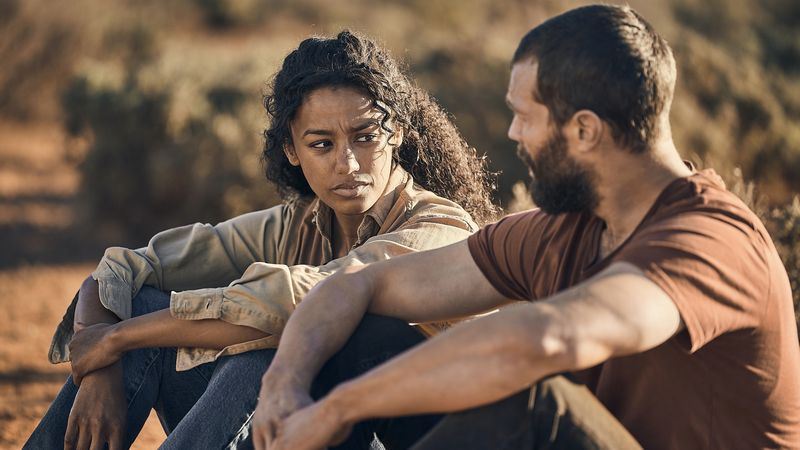Shalom Brune-Franklin et Jamie Dornan dans The Tourist.