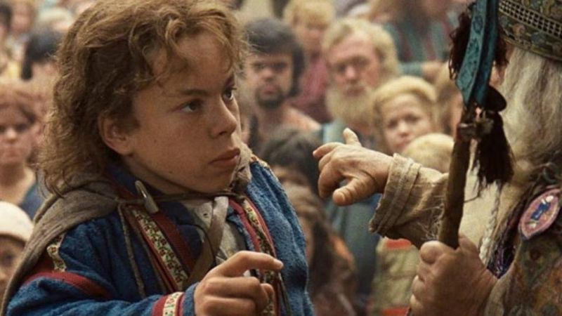Et publikum ser på som Warwick Davis