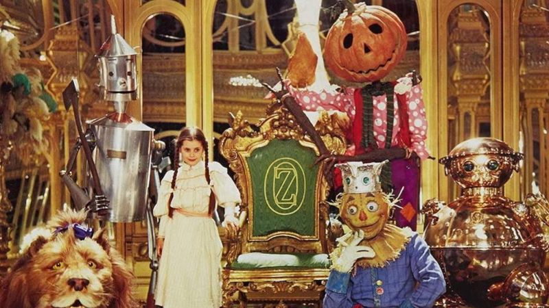 Dorothy, Jack og fugleskremsel står foran en trone som sier Oz
