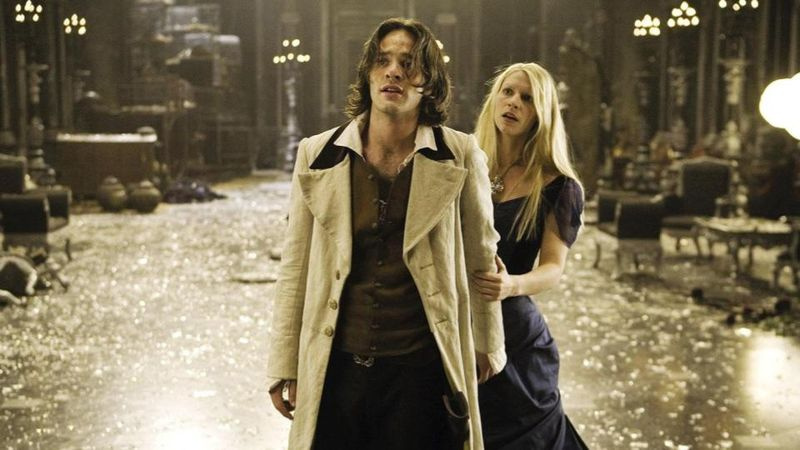 Charlie Cox har på seg en fancy jakke mens Claire Danes kryper bak ham