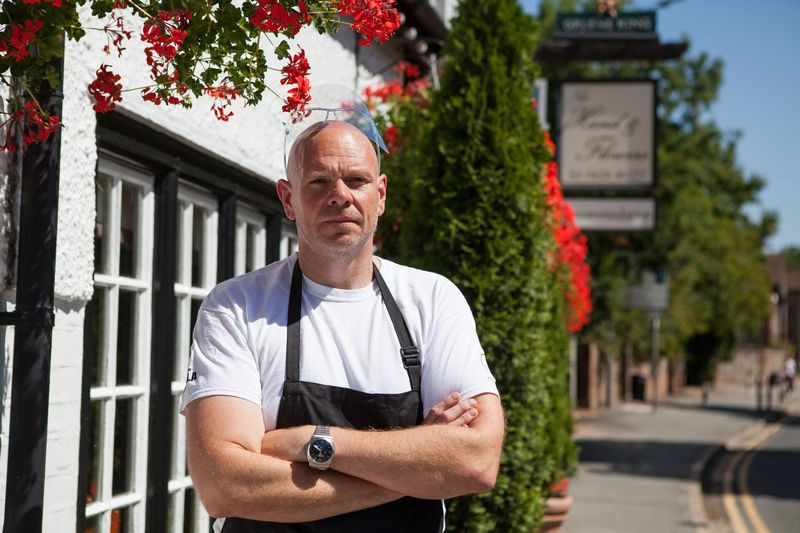 Tom Kerridge z vizirjem pred lastnim pubom The Hand and Flowers