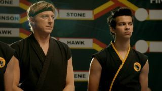 Johnny Lawrence (William Zabka) und Miguel Diaz (Xolo Maridueña) sehen bei einem Wettkampf zu.