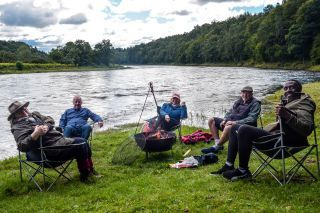 Ψάρεμα Scotland’s Lochs and Rivers με (από αριστερά), Rosemary Shrager, Les Dennis, Fern Britton, Botham και Linford Christie.