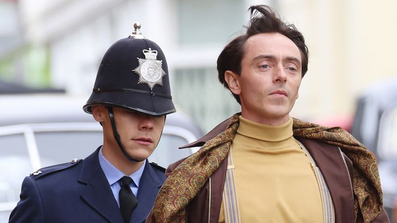 秘密の恋人であるトムとパトリックとしてのデビッド・ドーソンとハリー・スタイルズ。