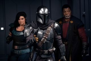 Από αριστερά, η Gina Carano, ο Pedro Pascal και ο Carl Weathers στη 2η σεζόν του The Mandalorian.