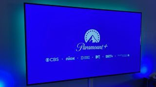Paramount Plus και λογότυπα υπο-εμπορικών σημάτων σε μια τηλεόραση