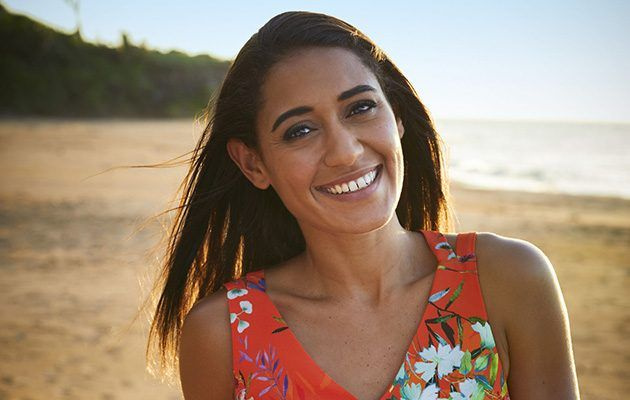 Η Josephine Jobert χαμογελά ως DS Florence Cassell στο Death in Paradise