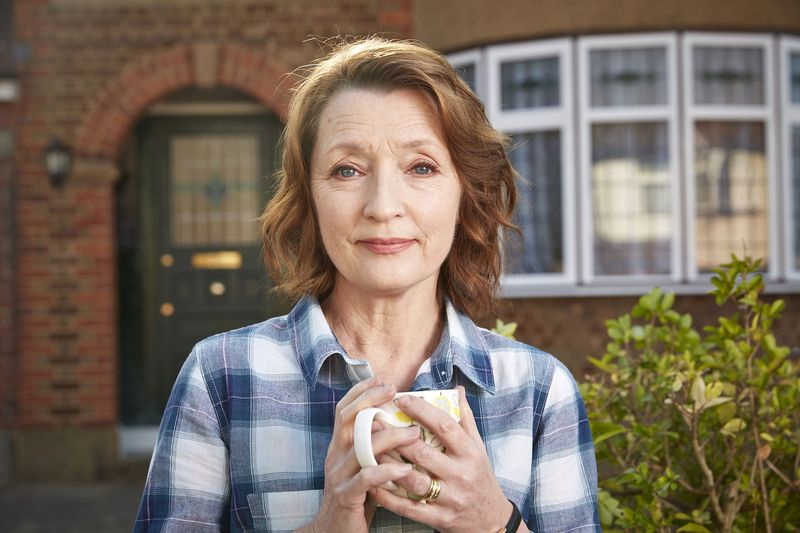 Ema koos Lesley Manville
