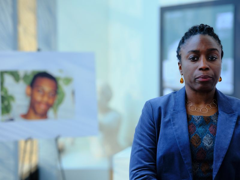 Stephen: Doreen Lawrence (Sharlene Whyte) stoi przed zdjęciem swojego zamordowanego syna Stephena
