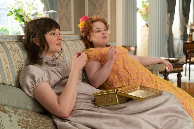 Claudia Jessie som Eloise Bridgerton og Nicola Coughlan som Penelope Featherington i