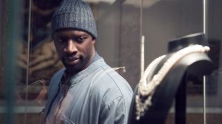 Omar Sy (în rolul personajului Luis Perenna) se uită la Regina