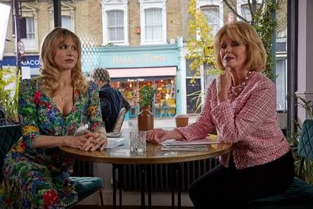 Η Joanna Lumley στην 3η σεζόν Motherland