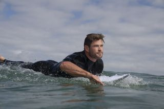 Surffan Chris Hemsworth heeft de aanwezigheid van haaien gevoeld terwijl hij op de oceaan was.