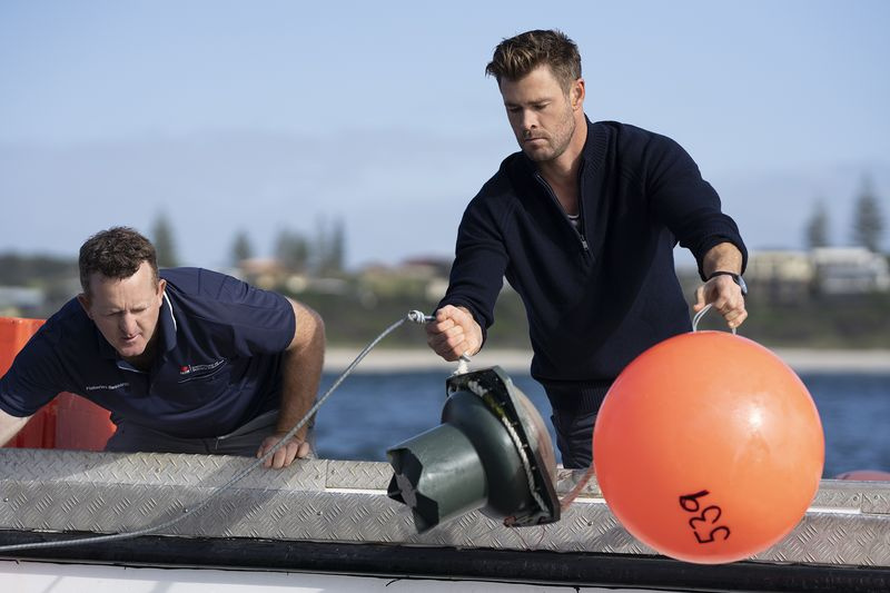 Chris Hemsworth houdt haaien in de gaten.