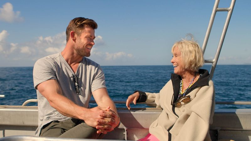 Chris Hemsworth leert over het behoud van haaien van Valerie Taylor.