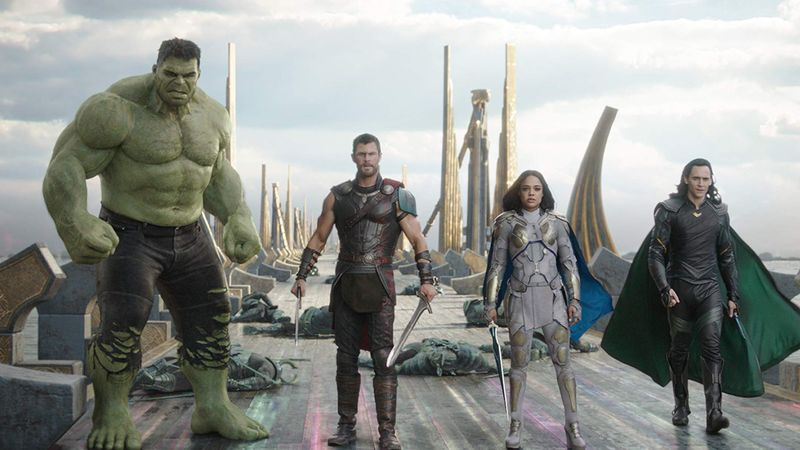 Van links, Mark Ruffalo, Chris Hemsworth, Tessa Thompson en Tom Hiddleston in