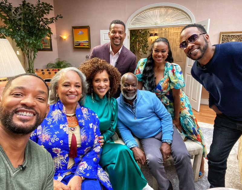Από αριστερά, οι Will Smith, Daphne Maxwell Reid, Karyn Parsons, Alfonso Ribeiro, Joseph Marcell, Tatyana Ali και ο DJ Jazzy Jeff