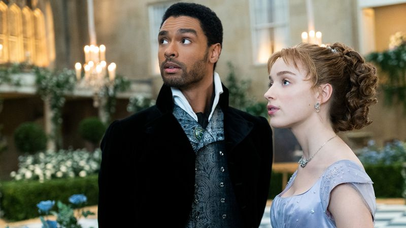 Rege-Jean Page (αριστερά) ως Simon Basset και Phoebe Dynevor ως Daphne Bridgerton στη σειρά του Netflix