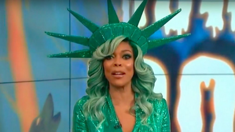 Wendy Williams chora ao abordar o incidente desmaio: 'Eu gosto de estar deste lado dos tópicos quentes, não daquele lado'