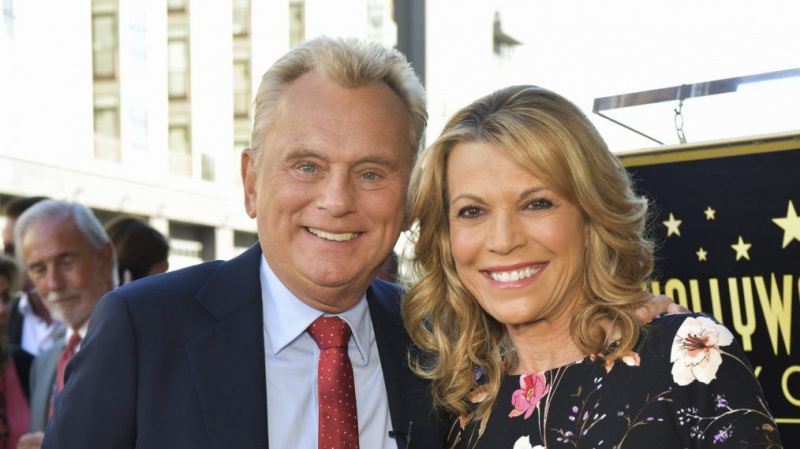 Dov'è Pat Sajak? Perché Vanna White ospita 'Wheel of Fortune'