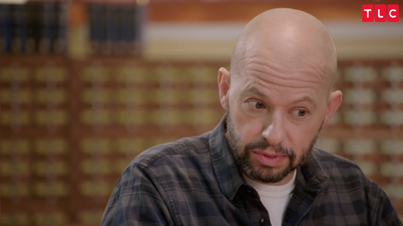 GUARDA: Jon Cryer ottiene incredibili informazioni su un parente di 'Chi pensi di essere?'