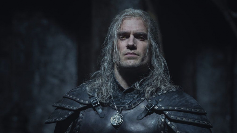 “The Witcher” 2. sezona: skatiet Henrija Kavila Geraltu no Rīvijas jaunajās bruņās (FOTOGRĀFIJAS)