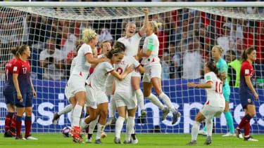 Piłkarze Anglii świętują wspaniałego gola Lucy Bronze przeciwko Norwegii
