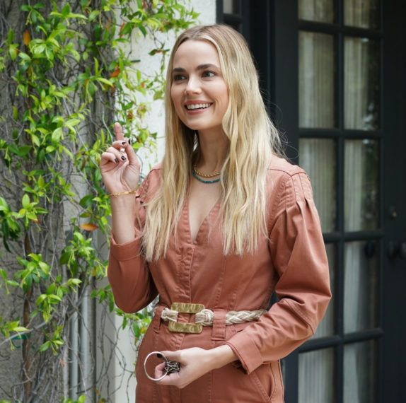 Rebecca Rittenhouse como Maggie