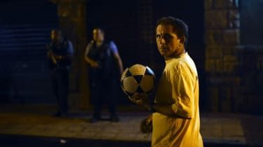 La violence dans les bidonvilles de Rio éclate avant la Coupe du monde au Brésil