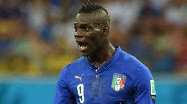 Balotelli dostaje kilka patyków, szaleństwo Van Persiego startuje