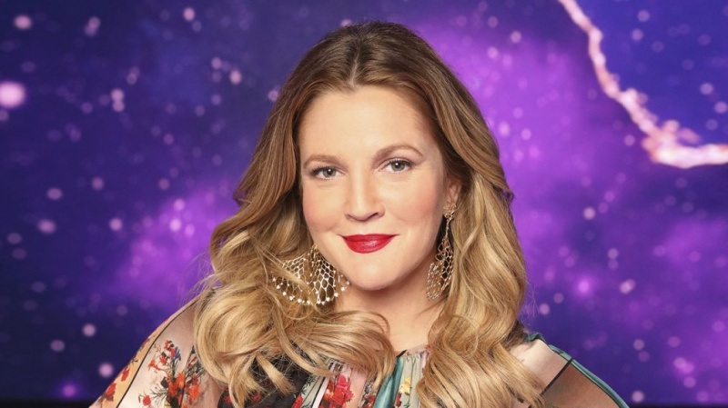 Il giudice 'Il migliore al mondo', Drew Barrymore, parla con i talenti e la chimica con i suoi colleghi giudici