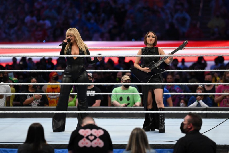 Бебе Реджа изпълнява на WrestleMania
